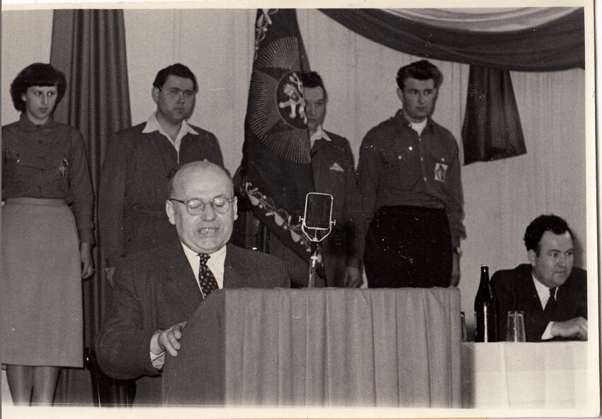 Člen Závodní rady František Štursa oznamuje znárodnění Stratílkovy továrny, 1948, zdroj: archiv pamětníka