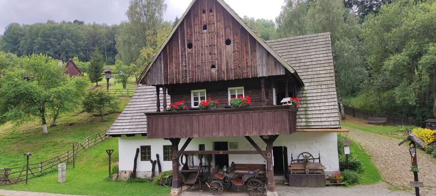 Ve skanzenu ve Stroužném, založeném v roce 1984, najdete ukázky architekutry a umění z oblasti Sudet - Dolního Slezka. Foto: autorka