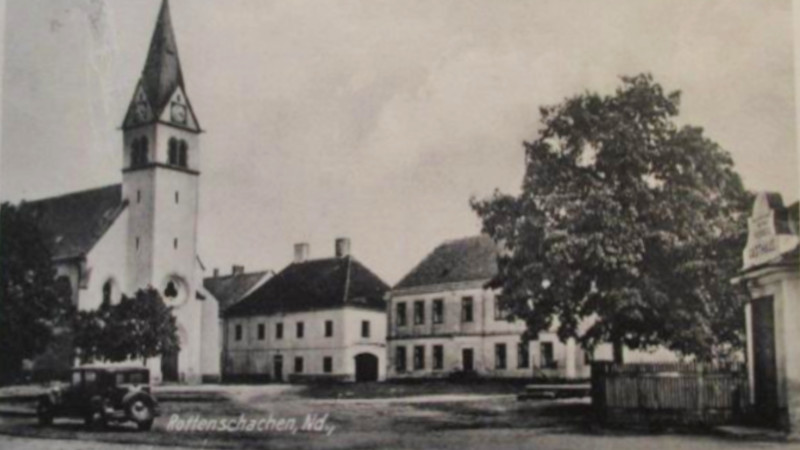 Rapšach, německy Rottenschachen, na historické fotografii. Nachází se v těsné blízkosti rakouských hranic, a proto se museli obyvatelé v roce 1952 na příkaz ministerstva vnitra odstěhovat s výjimkou šesti rodin. Rapšach se po spuštění železné opony nacházel v ostře hlídaném hraničním pásmu. Foto: Paměť národa