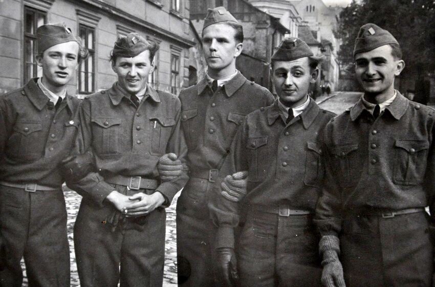 Studenti letecké akademie z jedné světnice, po únoru 1948 všichni z armády propuštěni. Zleva Antonín Zelenka, Zdeněk Zikmund, Václav Vondrovic, Karel Zuzka, Josef Zeman. Havlíčkův Brod, 1945. Zdroj: archiv Antonína Zelenky