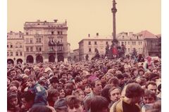 Lidé čekající na Václava Havla v Hradci Králové, 1989