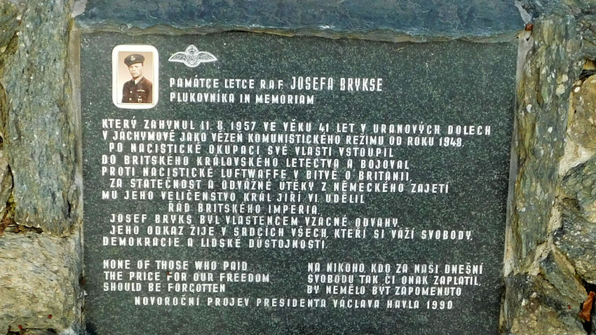 Pamětní deska Josefu Bryksovi byla odhalena v roce 1994 v Lašťanech, kde se narodil, na pomníku obětem první a druhé světové války. Foto: Paměť národa