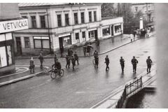 Němci čistí ulice v Jaroměři, 6.–7. května 1945<br /> 