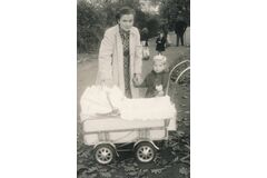 Kateřina s maminkou Katrin Smrkovskou, v kočárku mladší sestra Zdena (21. 10. 1949)<br /> 