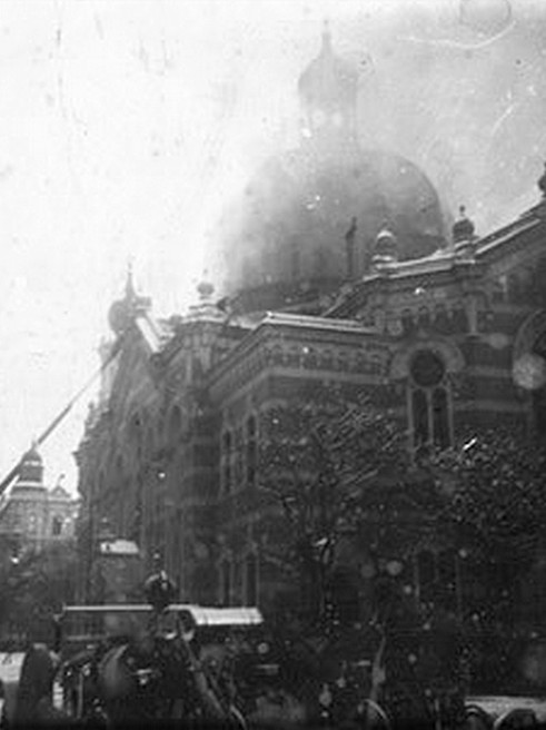 Fotografie hořící synagogy – zdroj: Židovská obec Olomouc