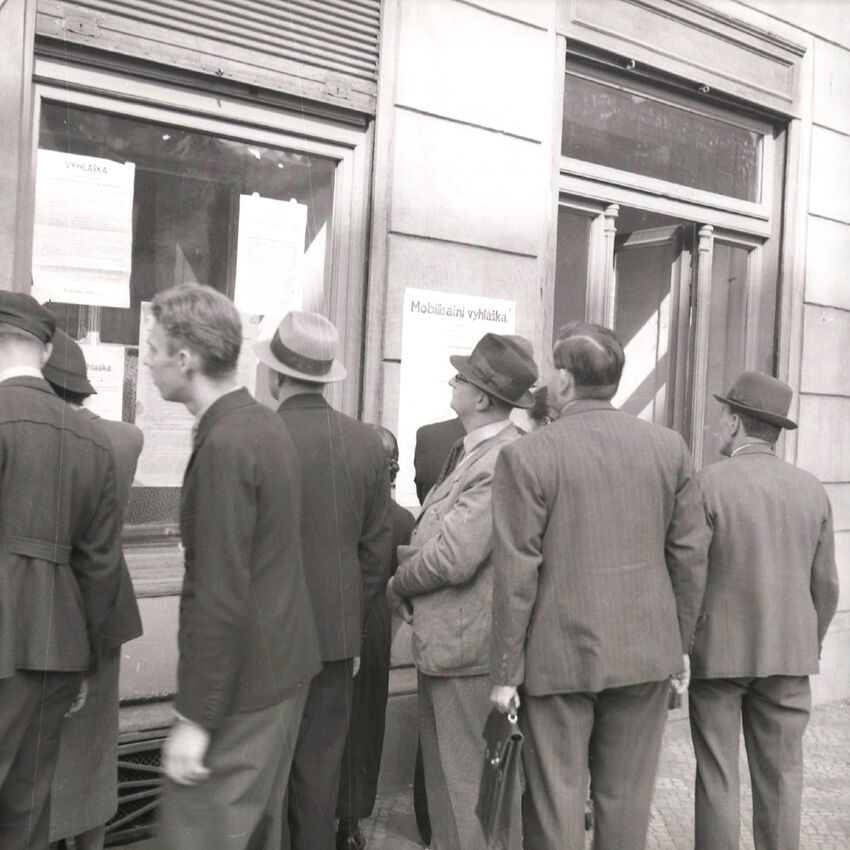 Mobilizační vyhláška z 23. září 1938 byla přes noc vylepena po celém Československu. Povolávala všechny muže mladší 40 let. Foto: Národní archív