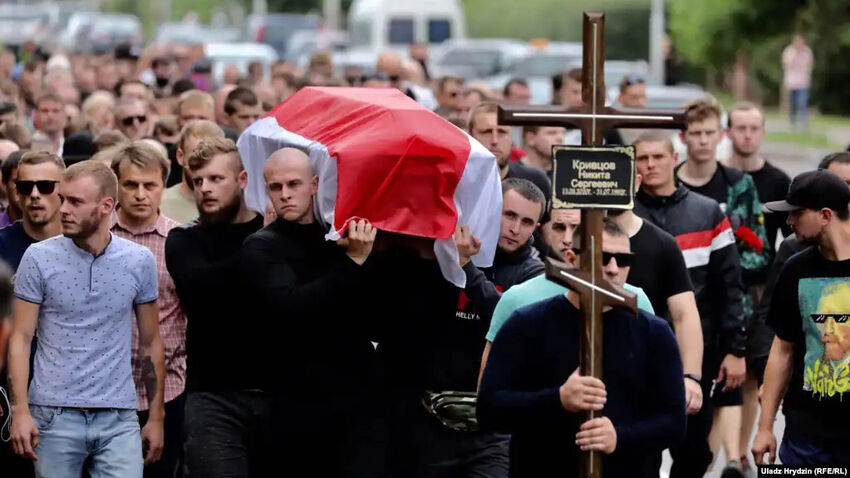 Pohřeb Mikity Kryutsoua 25. srpna 2020. Mikita zmizel po protestu 12. srpna. Jeho tělo bylo nalezeno o 10 dní později. Jeho smrt vzbuzuje mnoho otázek, podle úřadů šlo o sebevraždu. Foto: Uladz Hrydzin/Rádio Svobodná Evropa/Rádio Svoboda