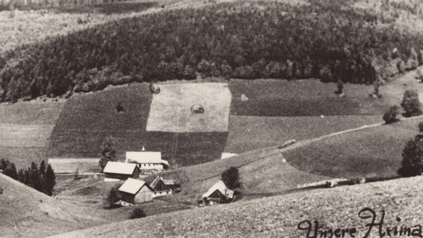 Vzadu dům rodiny Franze Spillera, předním dům rodiny Antona Kargera a Gustava Kolba v dnes již zaniklé osadě Adamov (Adamsthal). Foto: Paměť národa