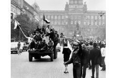 21. 8. 1968, jedna z fotografií, které Stanislav Mašek rozdával v práci.