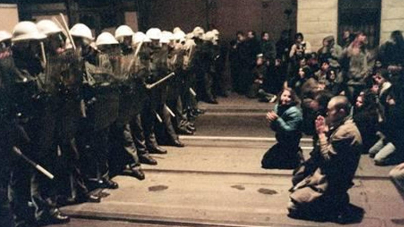 Demonstranti na Národní třídě. Zdroj: Paměť národa