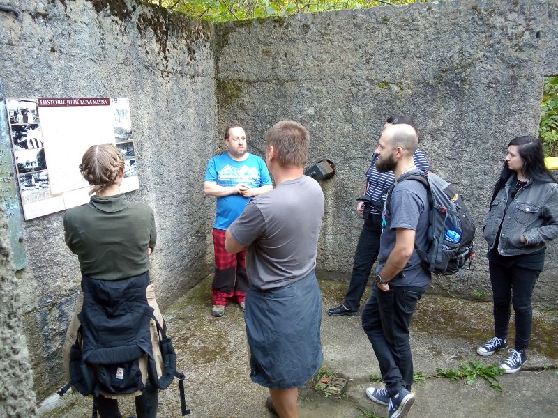 Výklad v Juříčkově mlýně podal Roman Babica z Valašského odbojového spolku. Foto Eva Svobodová