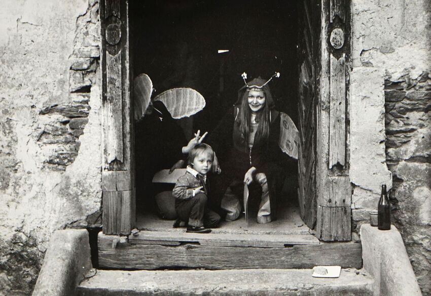 Tobiáš Jirous s maminkou na divadelním představení, 1975. Zdroj: archiv pamětníka