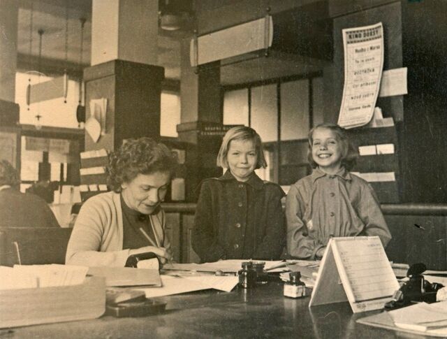 ​ U mámy ve spořitelně, zcela vpravo Kateřina, uprostřed sestra Zdena a vlevo Katrin Smrkovská, duben 1957 ​