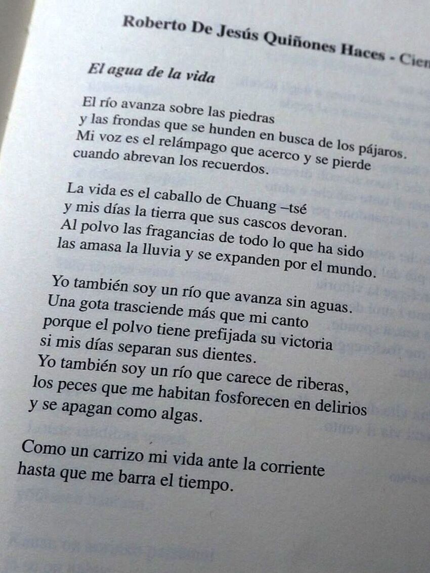 Ukázka z Quiñonesovy poezie:
Já sám jsem řekou protékající bez vody. / Kde jedna kapka zaznívá víc, než můj zpěv, / protože prach má již své vítězství jisté, / a jen dny mě dělí od jeho spárů. / Já sám jsem řeknou bez břehů, / ryby, jenž žijí ve mě, září v zoufalství / a zhasínají jako řasy. Zdroj: Post Bellum