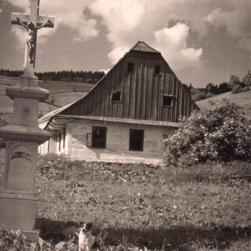 Bývalý hostinec rodiny Wilhelma Hillebranda, stojící hned vedle kaple v Adamově (Adamsthal), v roce 1950.