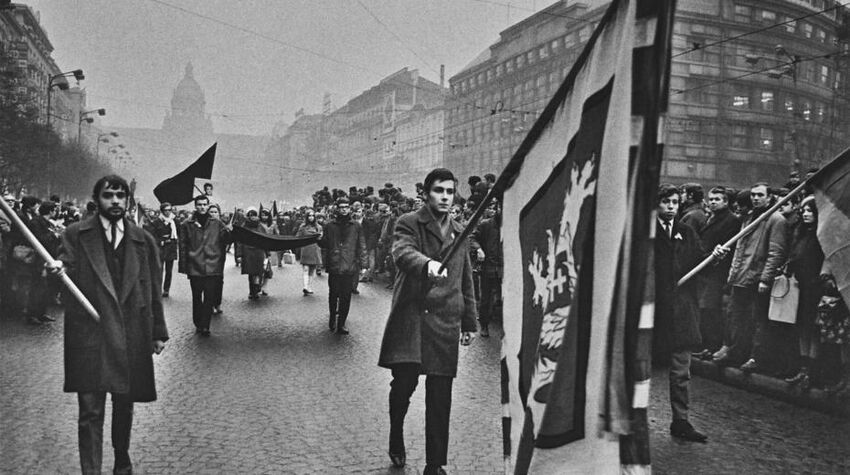 Po smrti Jana Palacha prošel 20. ledna 1969 Prahou pietní průvod, kterého se zúčastnilo několik desítek tisíc lidí. Podobné tryzny se uskutečnily také v mnoha dalších městech. V následujích letech si lidé památku Jana Palacha nesměli připomínat. Foto: Jiří Všetečka