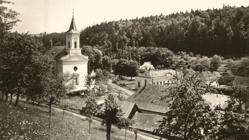 Střítež nad Ludinou - škola s kostelem před rokem 1945, pohled ze západního svahu. Foto: Střítež nad Ludinou