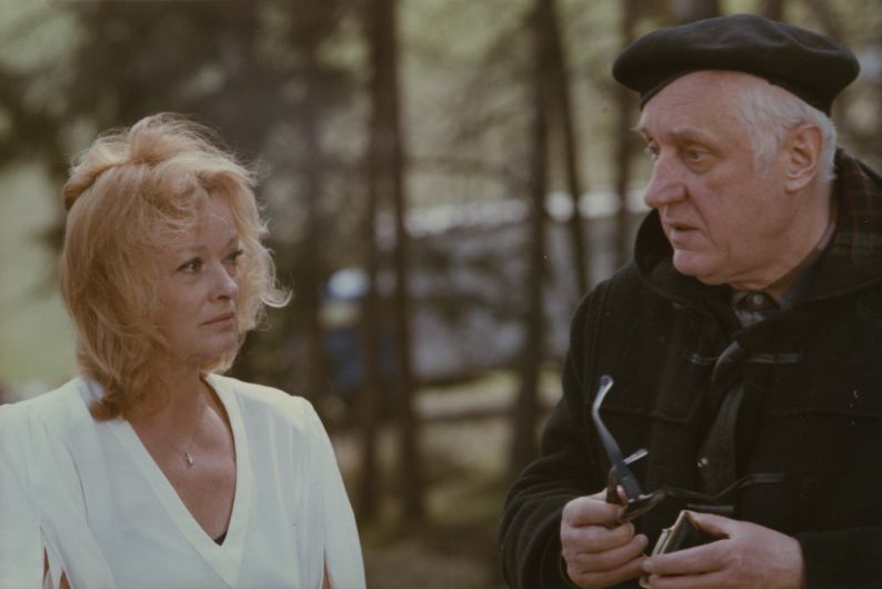 Evald Schorm a Jana Brejchová během natáčení snímku Vlastně se nic nestalo (1988). Zdroj: Národní filmový archiv (NFA)