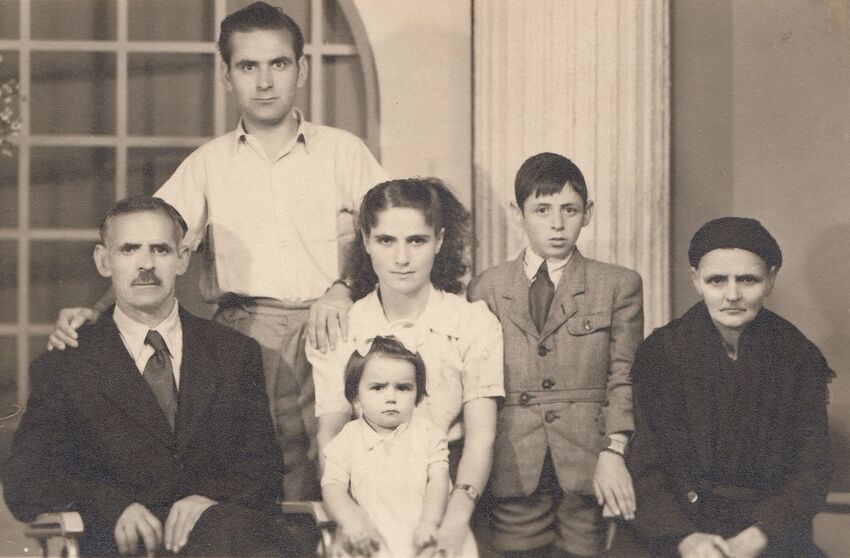 Rodina Patry Karadžu. Zleva tchán Charilaos, manžel Sotiris, dcera Vasiliki, Patra Karadžu, bratr manžela Stergios, tchyně Evdoxia v roce 1954.