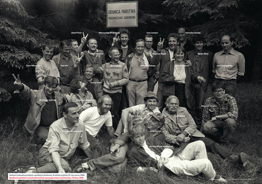 Společná fotografie ze setkání na Kralickém sněžníku v červenci 1988